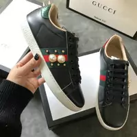 baskets paire de chaussures gucci femmes cowhide pearl rivet black